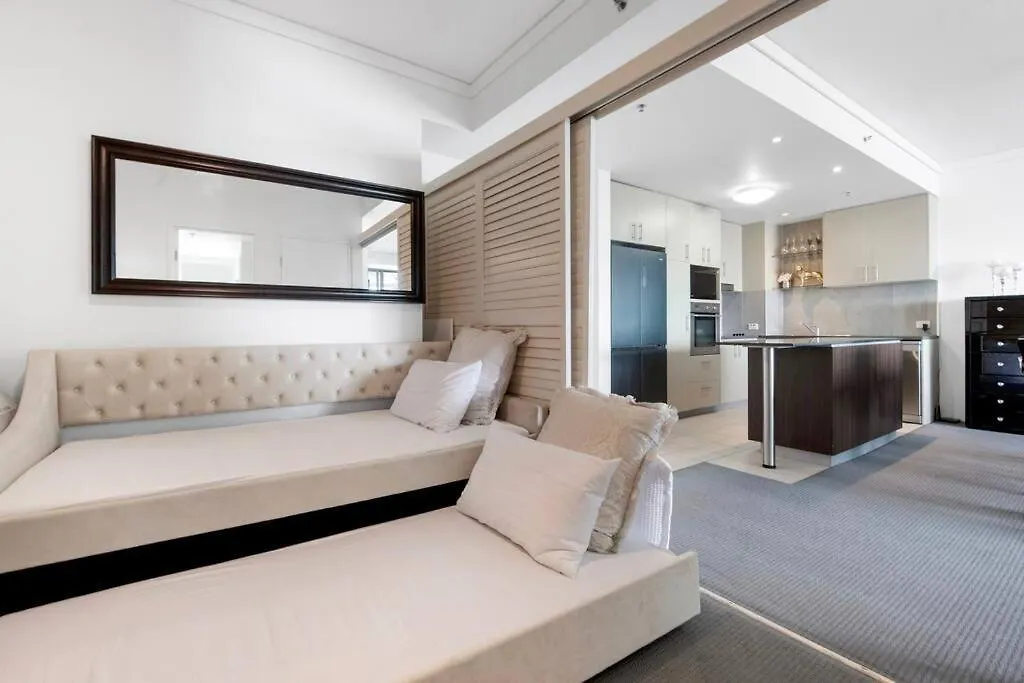 Exceptional Luxury ~ Broadwater Beauty ~ Free Parking ~ Top Location Gold Coast