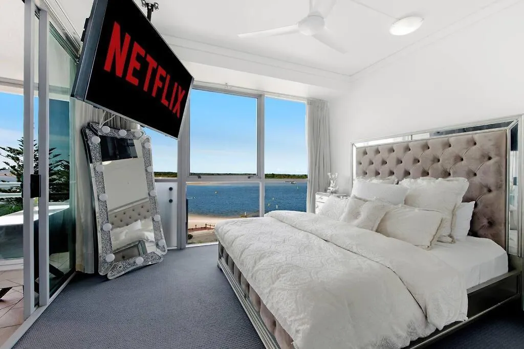 Exceptional Luxury ~ Broadwater Beauty ~ Free Parking ~ Top Location Gold Coast